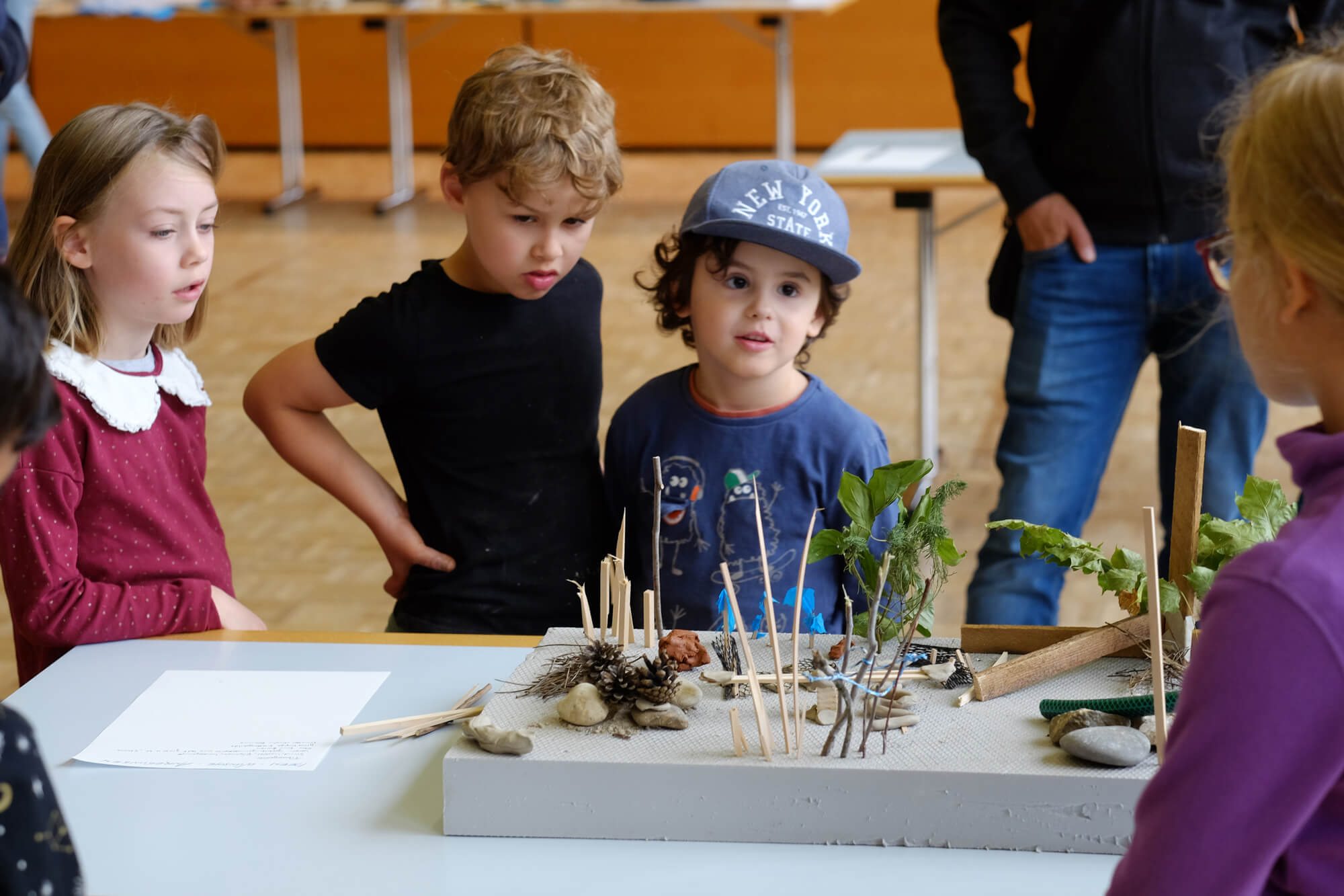 Kinder die Pflanzen ansehen