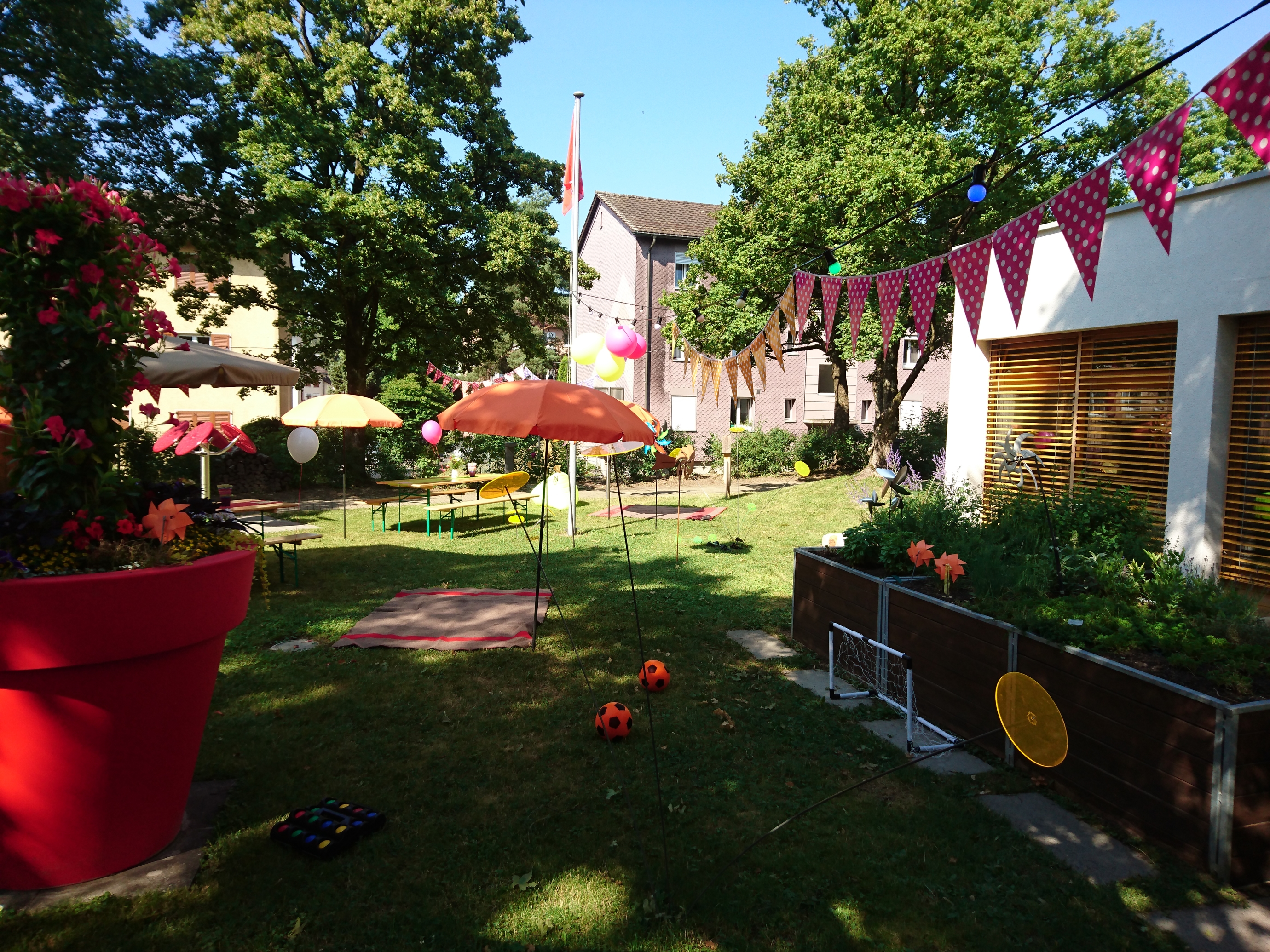 Das traditionelle Lindenhofpicknick für unsere Bewohnenden, deren Angehörigen, für unsere Mitarbeitenden und deren Familien und für die Freunde des Lindenhofs findet alljährlich farbenfroh in unserem schönen Garten statt