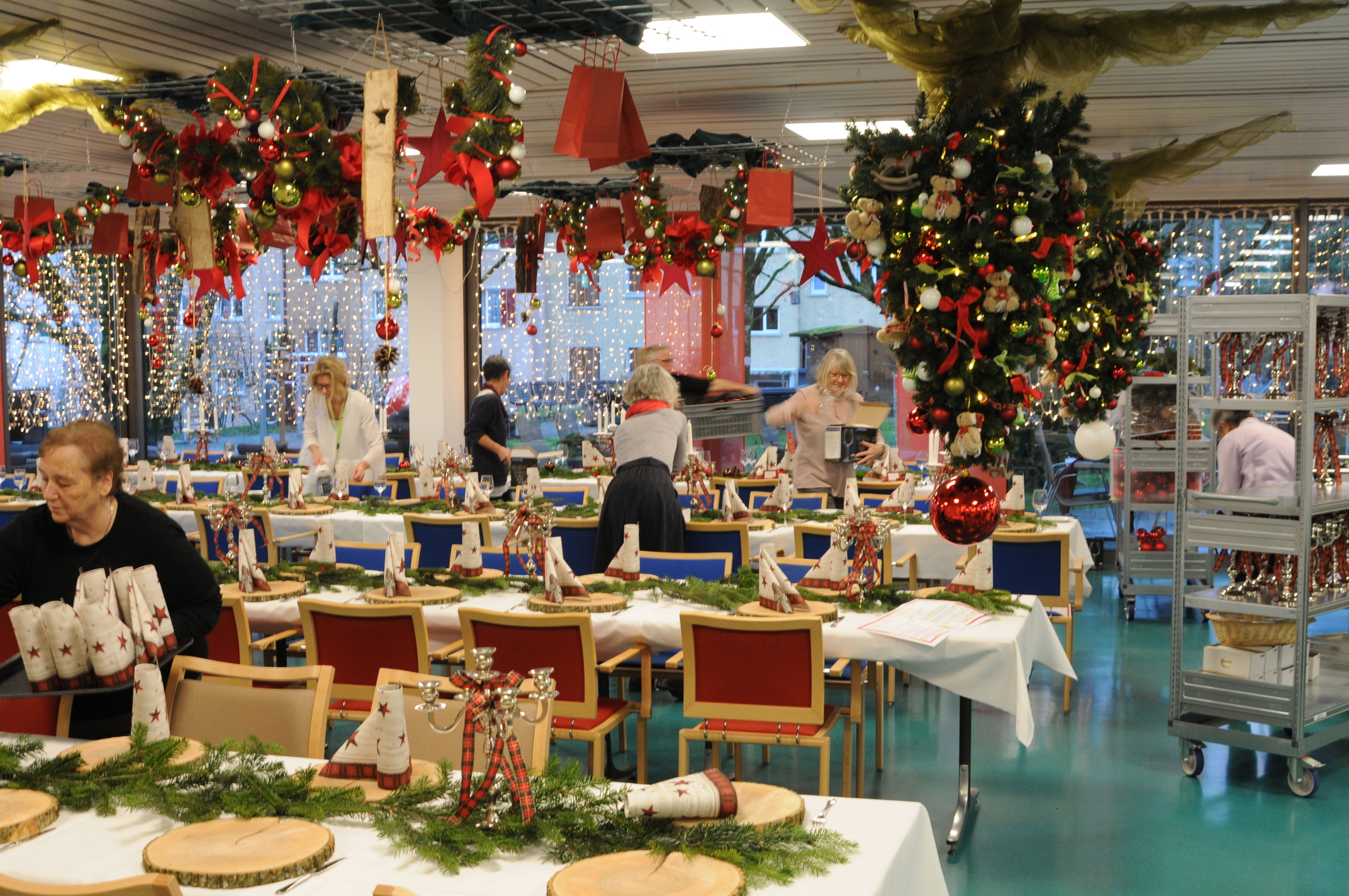 emsiges Treiben vor der grossen Weihnachtsfeier im Lindenhof
