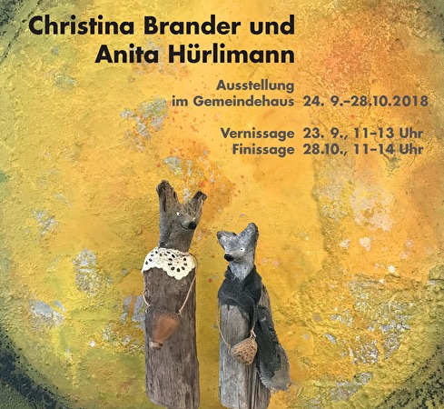 Plakat mit zwei Wölfe aus Holz geschnitzt auf einem Holzsockel vor einem abstrakten gelben Bild von Anita Huerlimann