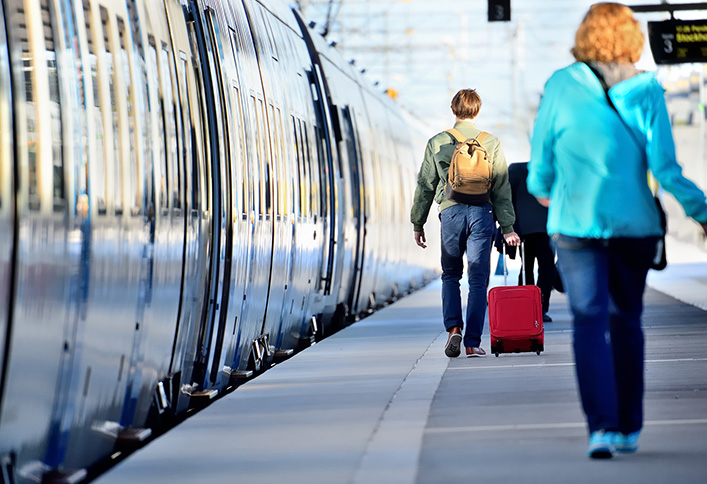 Photo d'un train et de passagers sur un quai