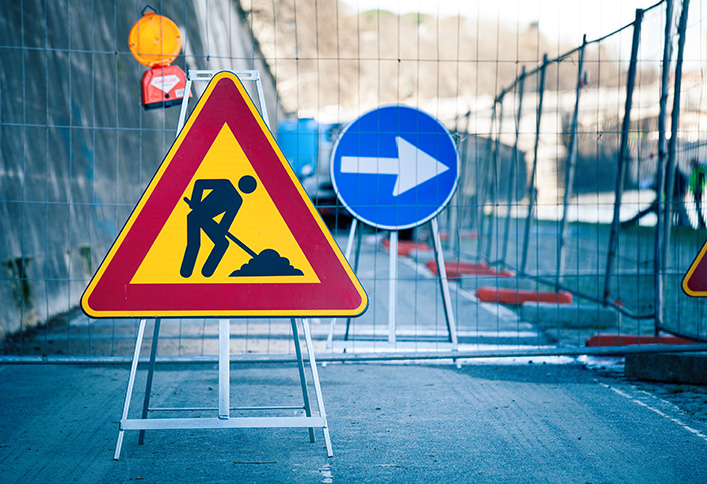 Photo de panneaux de signalisation devant un chantier