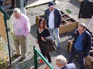 Visite du jardin du Pôle Enfance créé avec l'aide de retraités de la commune.