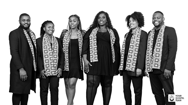 les 6 membres de Your Gospel Team, 4 femmes et 2 hommes, posent sur une photographie noir-blanc, en jambes, souriants.