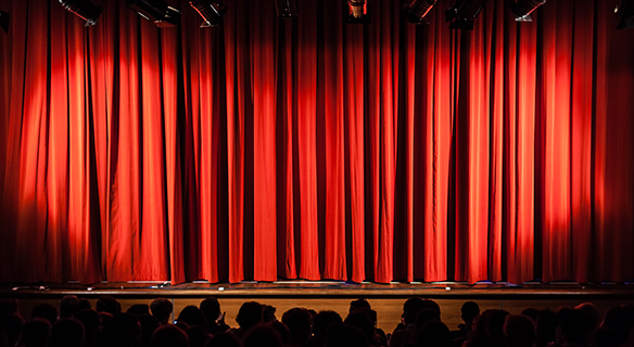 Photo d'une scène avec un rideau rouge