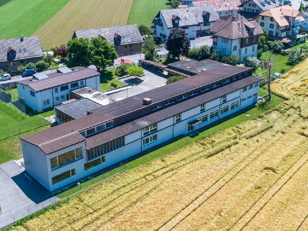 Schulhaus Schlosswil von oben