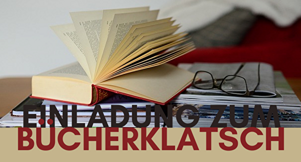 Stapel ungleicher Bücher und Zeitschriften, das oberste ist aufgeblättert, daneben eine Brille