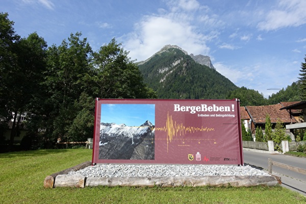 Plakat BergeBeben am Ortseingang
