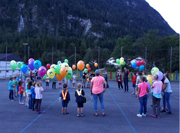 Schüler von Vättis mit Ballonen