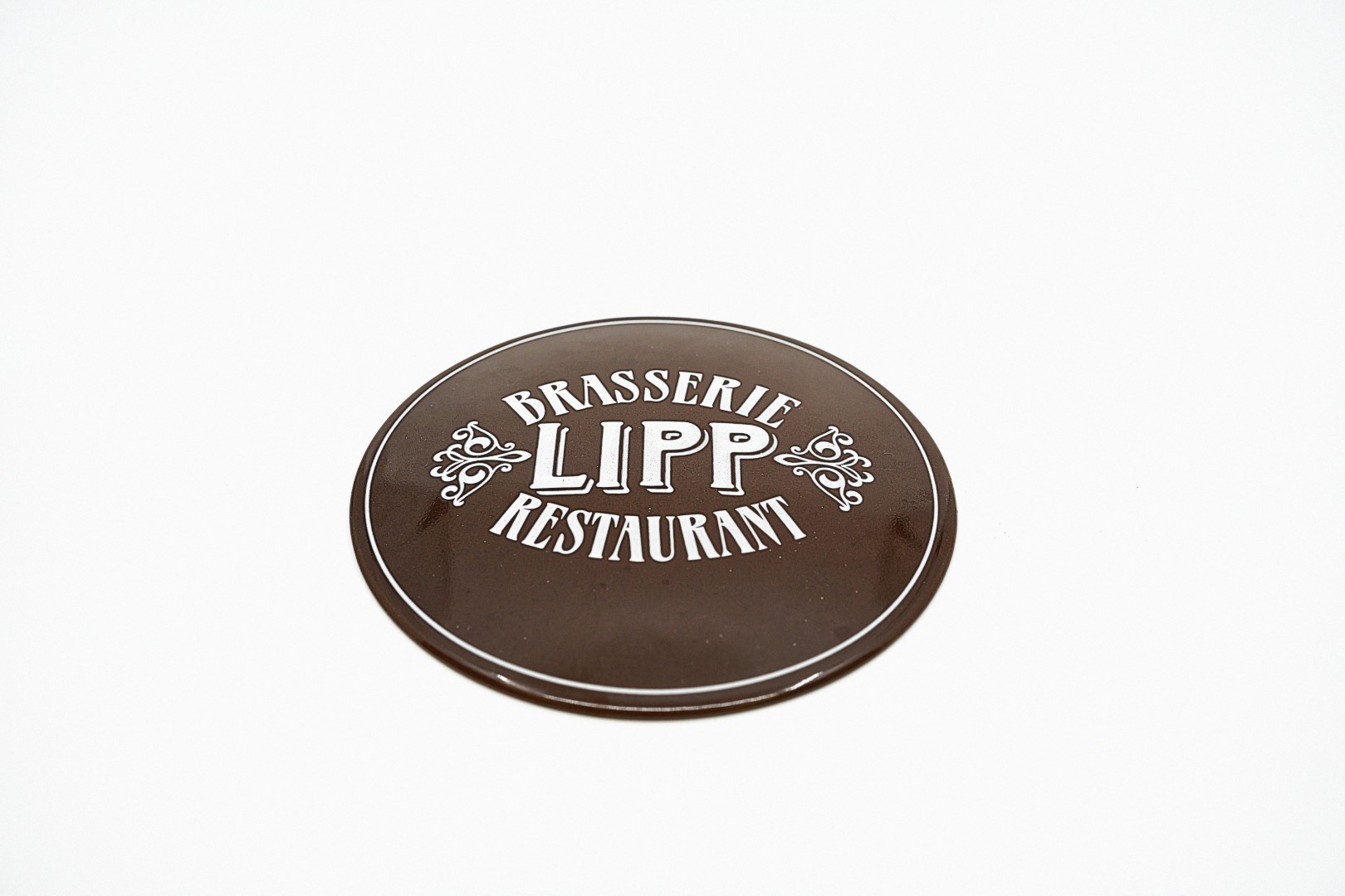Werktitel: "For President"
Das Emaille-Schild ist ein Geschenk eines guten Freundes zur Wahl als Gemeindepräsident inklusive persönlicher Widmung "For President" auf der Rückseite. Auch wenn ich nicht an der Restaurantkette beteiligt bin, kenne ich die Restaurants in Zürich und Paris. Dieses Objekt hat für mich die gleiche Bedeutung wie ein schönes Bild, ein Stich oder ein Foto.