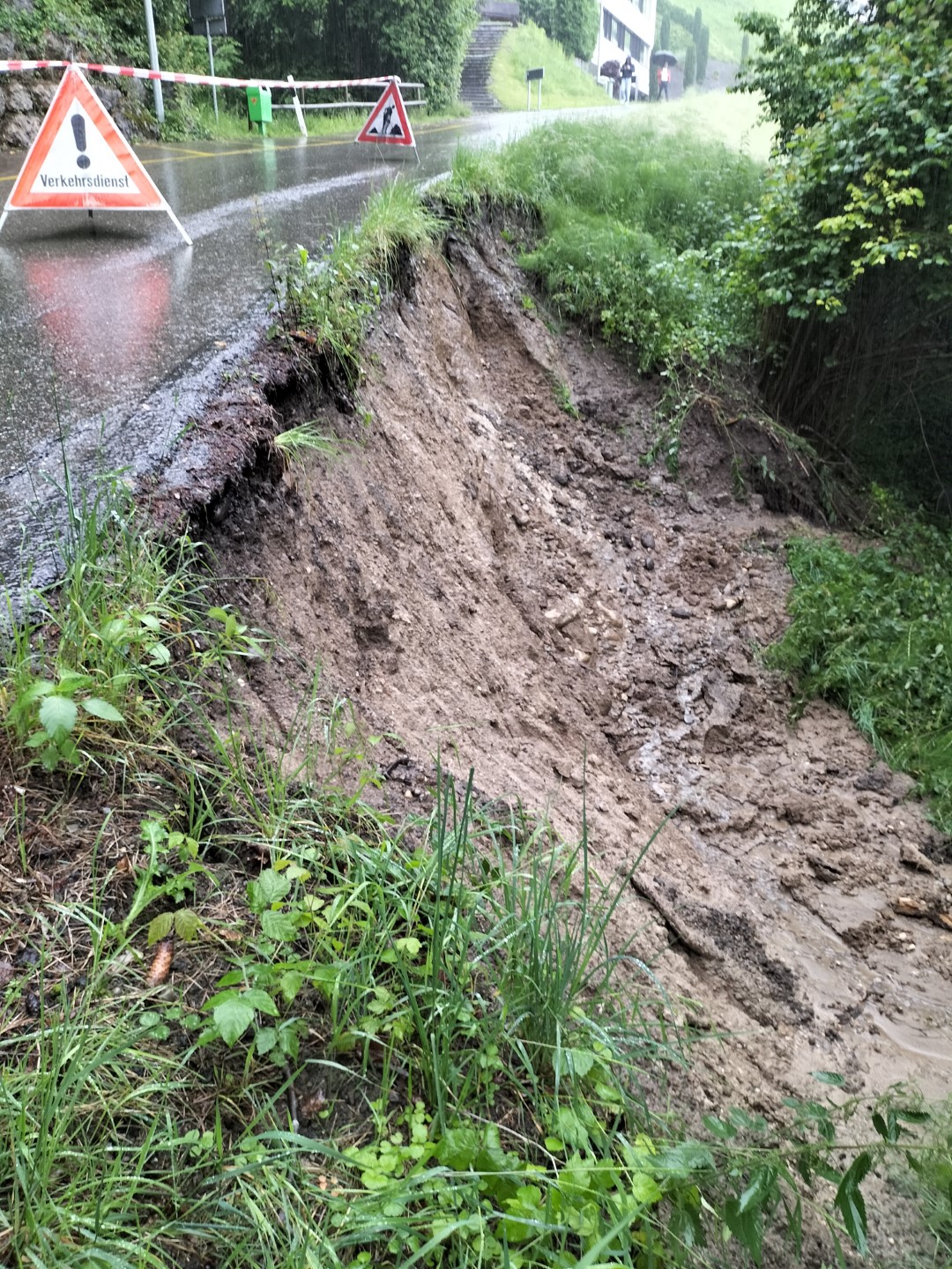 Erdrutsch an der Früebergstrasse