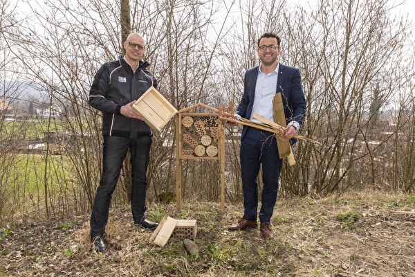 Gemeinderat Zari Dzaferi (rechts) und Christof Gerig, Abteilungsleiter Sicherheit / Werkdienst, zeigen die Utensilien, die es für den Bau eines Wildbienenhotels braucht.