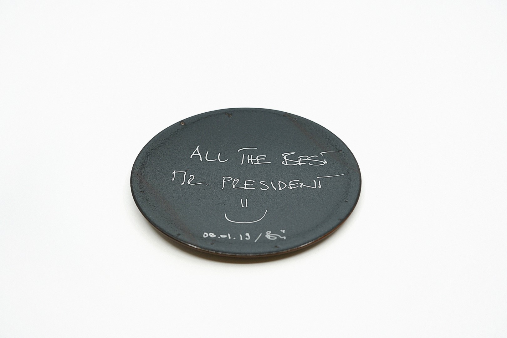 Werktitel: "For President"
Das Emaille-Schild ist ein Geschenk eines guten Freundes zur Wahl als Gemeindepräsident inklusive persönlicher Widmung "For President" auf der Rückseite. Auch wenn ich nicht an der Restaurantkette beteiligt bin, kenne ich die Restaurants in Zürich und Paris. Dieses Objekt hat für mich die gleiche Bedeutung wie ein schönes Bild, ein Stich oder ein Foto.
