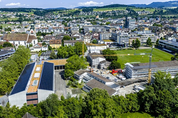 Am Tag der Sonne vom 9. Mai informiert die Gemeinde über die Photovoltaikanlage auf dem Dach des Schulhauses Sternmatt 1. (Foto: Andreas Busslinger)