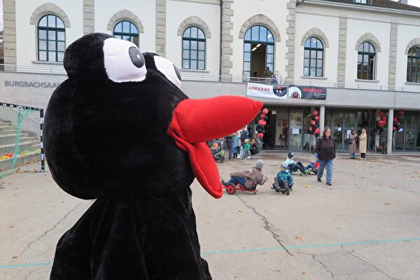 Der Baarer Rabe wird jeweils im Rahmen des Zentralschweizer Kinder- und Jugendkulturfestivals ABRAXAS vergeben.