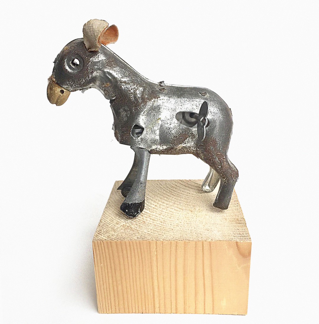 Werktitel: "Troja"
Der Esel ist ein Geschenk zum Samichlaustag 1971. Ursprünglich war er mit Filz überzogen und ein Zwerg ritt auf ihm. Durch das Abziehen des Filzes kam ein neues blechernes Objekt zum Vorschein, das für mich Assoziationen zum Trojanischen Pferd hervorrief. Er wäre auch in Übergrösse eine tolle Skulptur oder? 