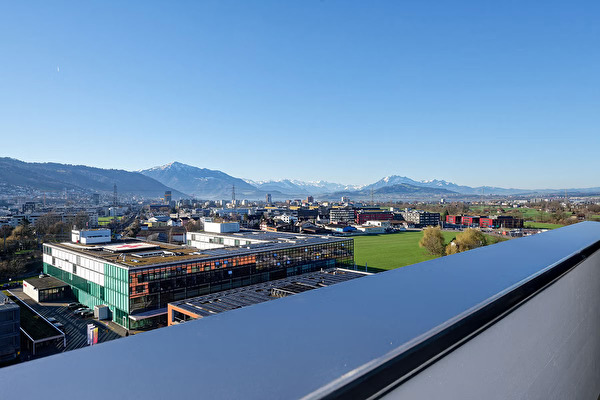 Aussicht von der Gemeinschaftsterrasse des Hochhauses H21 an der Landhausstrasse 21.