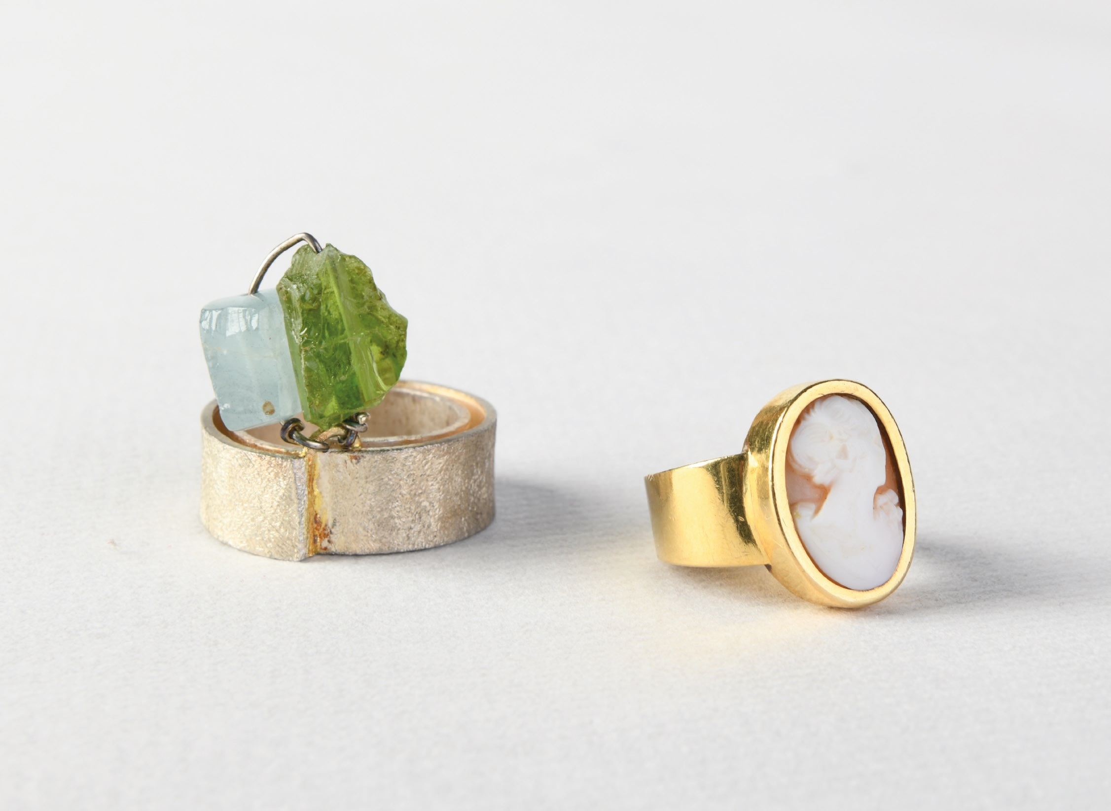 Der Ring mit Aquamarin und Peridot gehört zum Anfang der Spiral-Ringe. Der Ring mit Gamé ist ein Klassiker.