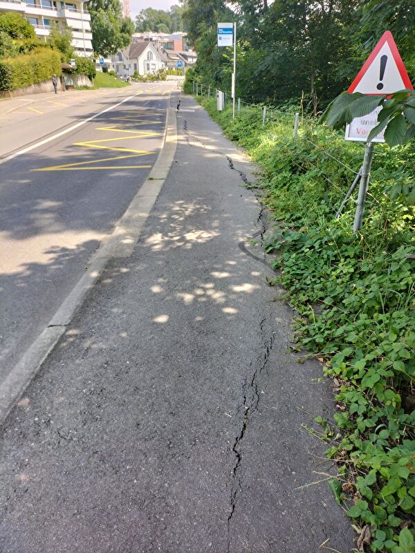 Trottoir bei der Bushaltestelle Hof Himmelrich in Baar