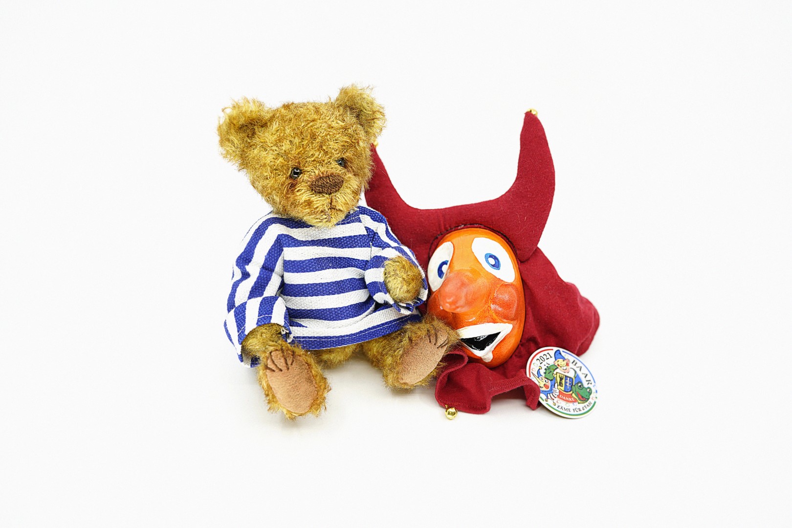 Werktitel: Räbegäuggel YaMa Teddy
Leider fiel dieses Jahr die Baarer Fasnacht aus. Doch der Wunsch nach ein bisschen Brauchtum und Fasnacht für zu Hause brachte mich auf die Idee, diesen Bären und die Maske von A bis Z selber herzustellen. Kunst gibt der Phantasie eine passende Form.