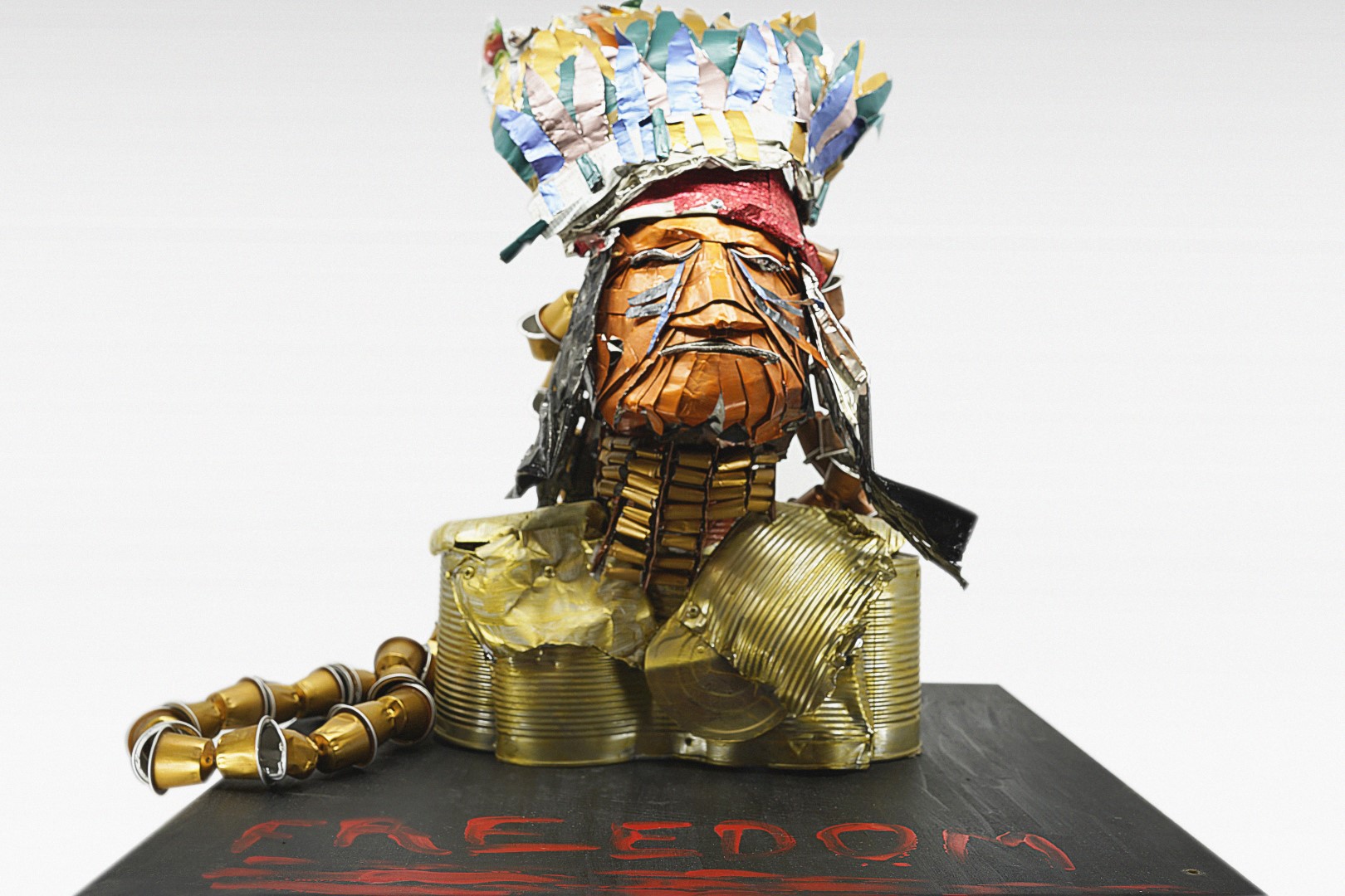 Werktitel: "Freedom"
Den Indianer habe ich 2019 anlässlich des IGORA Wettbewerbs für Recyclingkunst angefertigt. Das Werk besteht vollumfänglich aus Nespressokapseln, Aluresten und Blechdosen, welche ich als Abfall aus unserem täglichen Verbrauch gesammelt habe. Mal abgesehen davon, dass wir versuchen möglichst viel zu rezyklieren, schenken wir unserem «Abfall» wenig Beachtung und ich frage mich, ob wir den wahren Wert und die Schönheit der Dinge wirklich sehen.