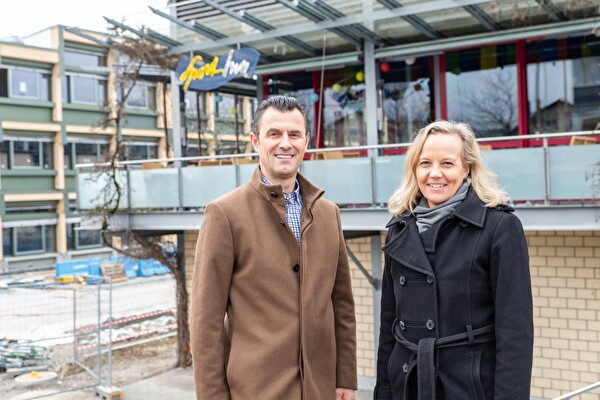 Gemeinderätin Sonja Zeberg-Langenegger begrüsst den neuen Sport-Inn-Pächter Enver Rrafshi.