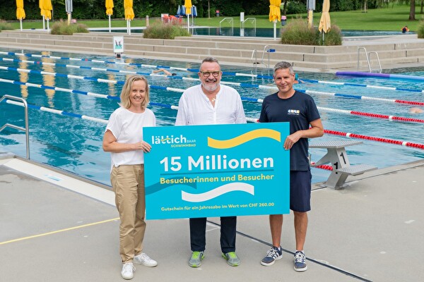 Guido Huber (Mitte) ist der 15-millionste Besucher im Schwimmbad Lättich. Als Dank durfte er von Gemeinderätin Sonja Zeberg-Langenegger und Lättich-Betriebsleiter Marco Weber einen Gutschein für ein Jahresabo entgegennehmen.