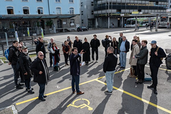 Am 28. Oktober 2025 haben die Planerteams zum Start der Testplanung Baar besucht. Bauvorstand Zari Dzaferi (Mitte, mit der Hand zeigend) hat ihnen die Situation am Bahnhof Baar erläutert.