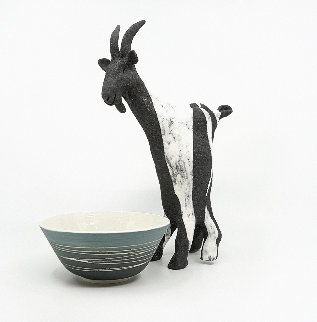 Werktitel: Ziege mit "Chacheli"
Als Kind hatte ich eine Ziege als «Haustier», welche ich regelmässig molk und deren Milch ich aus dem «Chacheli» trank. Diese zwei Unikate und eine Einheit zugleich weckt eine wunderbare Erinnerung an meine Jugendzeit auf der Alp in Engelberg.