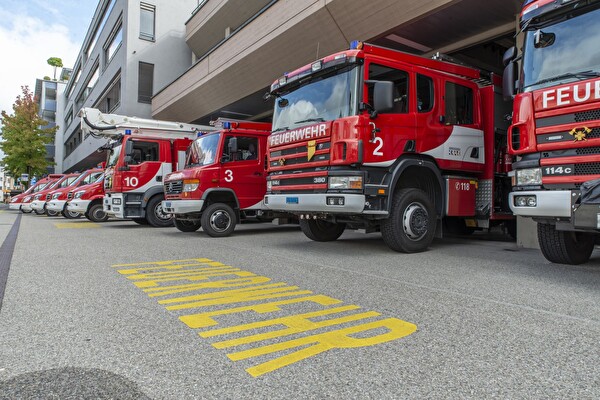 Depot der Feuerwehr Baar mit Fahrzeugen.