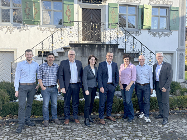 Gemeinderat 2025–2028 v.l.n.r.: Thomas Fäh, Roman Rüegg, Marcel Rohner, Karen Peier, Cornel Aerne, Petra Artho, Roger Wüthrich und Thomas Elser (Gemeinderatsschreiber)