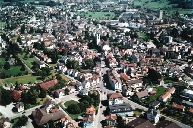 Das Gossauer Zentrum mit dem Gröbliplatz im Vordergrund - aufgenommen 1998.
