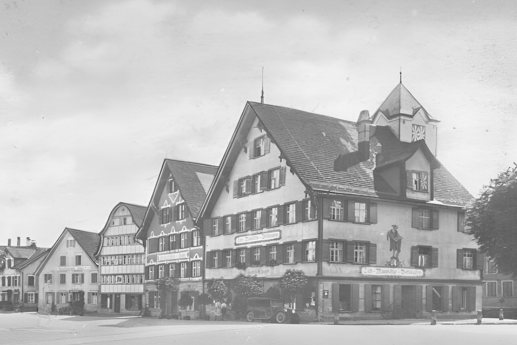 Im Vordergrund das Haus "Schwarzer Adler", 1750 gebaut, 1990 restauriert und seither ein Begegnungsort mit Laden und Gastronomie.