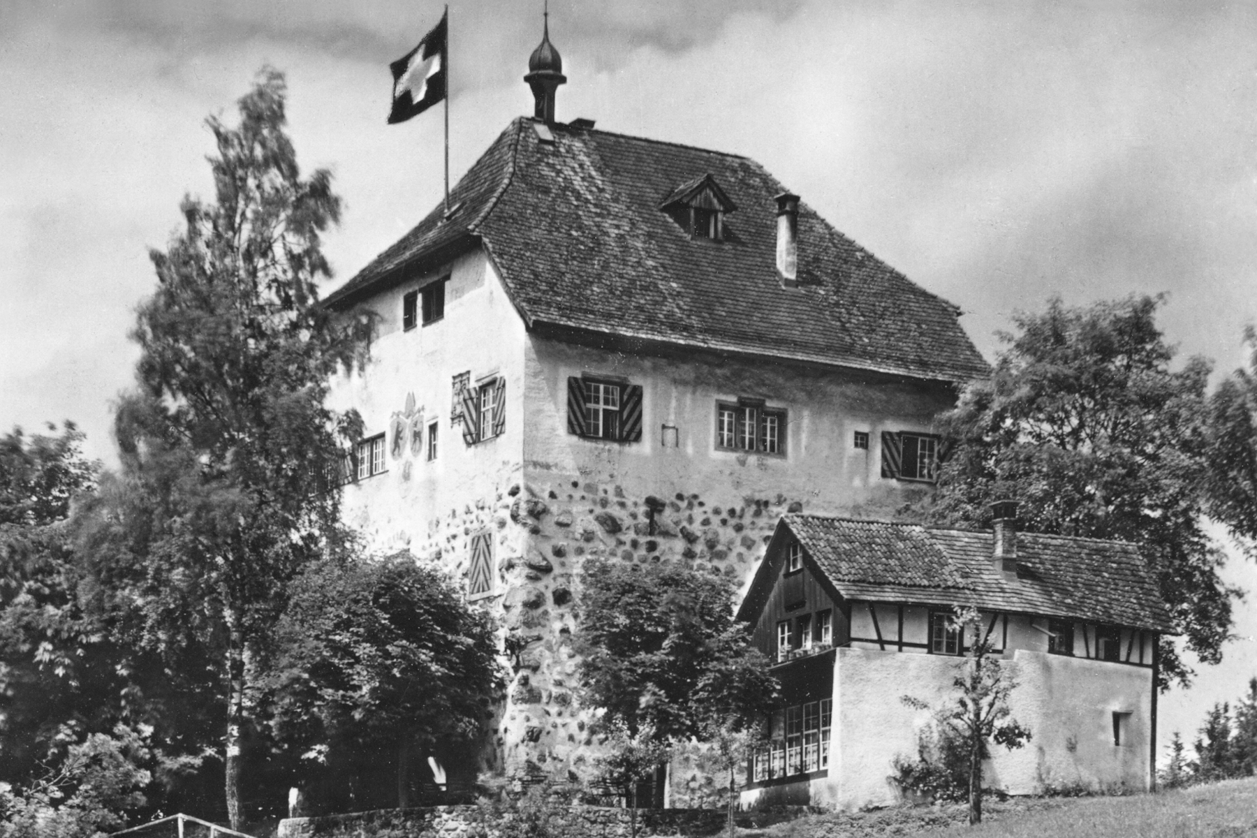 Das Schloss Oberberg, eigentlich ein Wohnturm, wurde erstmals 1262 urkundlich erwähnt. Es war Sitz von Beamten des Klosters St. Gallen, welche die äbtischen Güter beaufsichtigten. Im Jahr 1406 wurde es in den Unabhängigkeitskämpfen der Appenzeller und St. Galler eingeäschert. Anfang des 15. Jahrhunderts befand sich das Schloss Oberberg im Besitz der Edlen von Andwil, welche es 1452 dem Heilig-Geist-Spital St. Gallen verkauften. 30 Jahre später gelangte es wieder in Besitz des Klosters. 