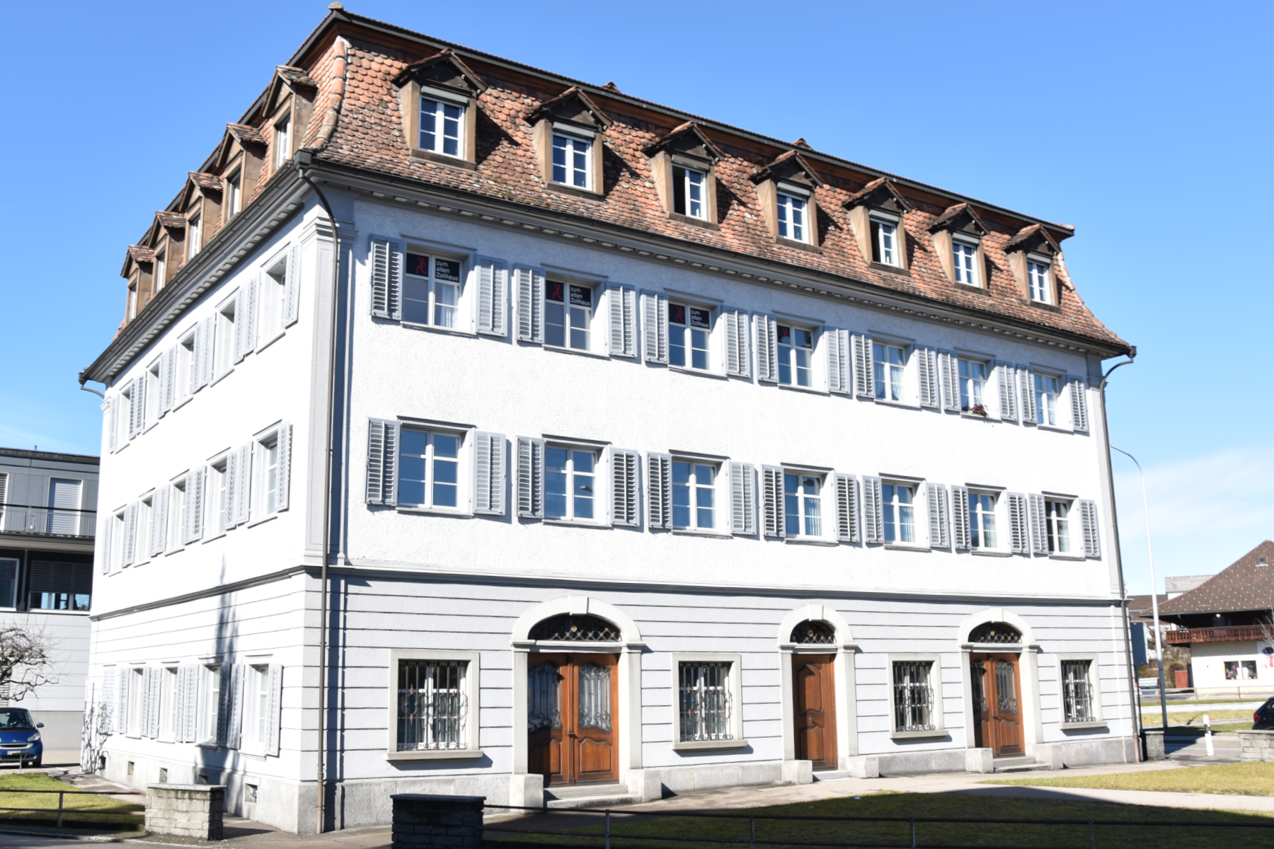Am Gröbliplatz steht das Zollhaus aus dem Jahr 1789. Im dreigeschossigen Bau mit Mansarddach wurden Zölle und Lagergelder eingezogen und der Zehnten gelagert.
Das Gebäude in Privatbesitz ist der bedeutendste Profanbau im Zentrum.
