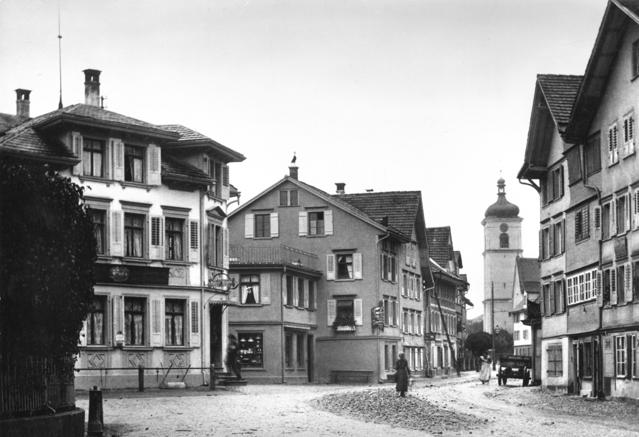 Das Unterdorf verengte mit knapp an die Fahrbahn reichenden Häuserfronten die Durchgangsstrasse und öffnete sich dann zur Strassengabelung am heutigen Gröbliplatz. Nach 1960 sind die alten Häusergruppen Neubauten gewichen.