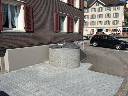 Das für Gossau vorgesehene Modell eines Unterflurbehälters lässt sich gut ins