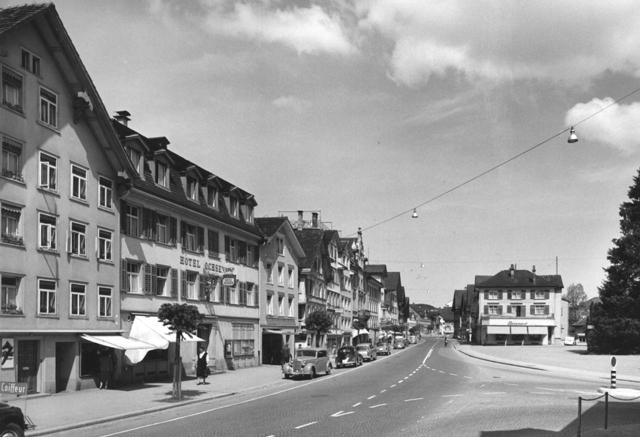 Die St.Gallerstrasse in den 40er-Jahren. Die älteren Häuser sind zwischenzeitlich teilweise durch Neubauten ersetzt, ohne den Charakter des Strassenzuges zu zerstören. 

