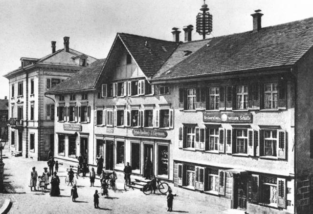 Die erste Telefonzentrale war in der heutigen Liegenschaft "Buchhandlung Cavelti" an der Gutenbergstrasse untergebracht. Der Verteiler für die Telefondrähte ist auf dem Dach gut erkennbar.