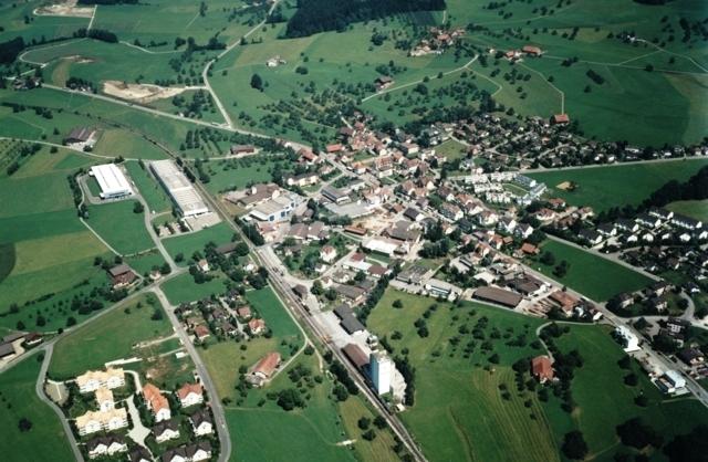 Das Dorf Arnegg gehört zur Stadt Gossau. Mit rund 1600 Einwohnern verfügt es über ein eigenständiges Dorfleben.