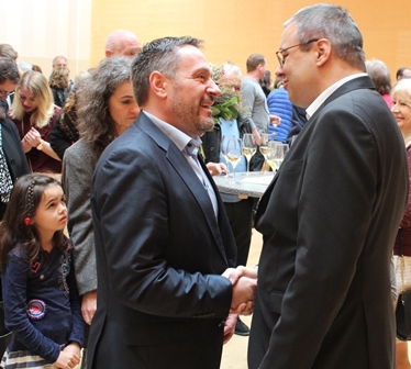 Daniel Lehmann gratuliert Wolfgang Giella