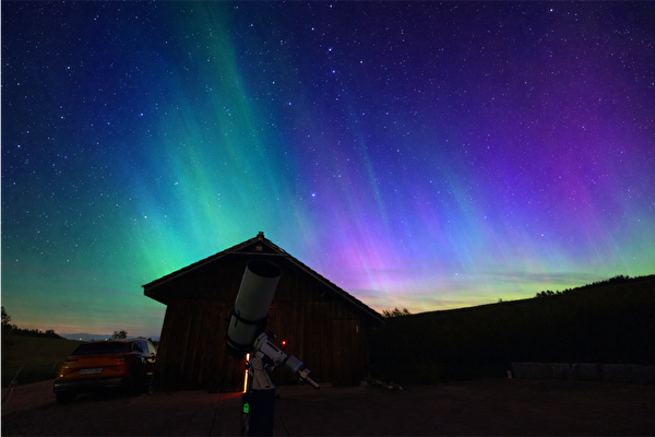 Nachtaufnahme Himmel mit Sternwarte