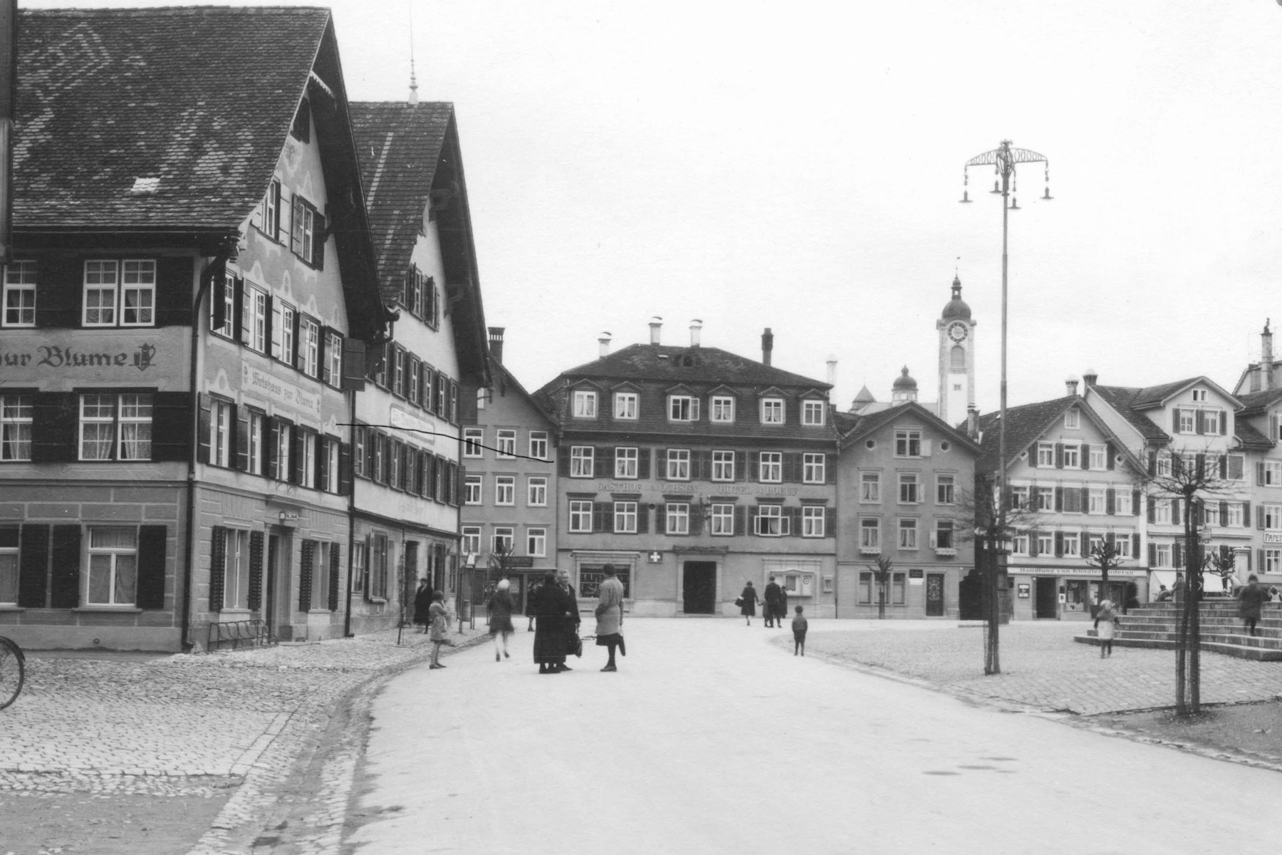 Blick von Süden Richtung "Ochsen", im Hintergrund die Kirche Haldenbüel.