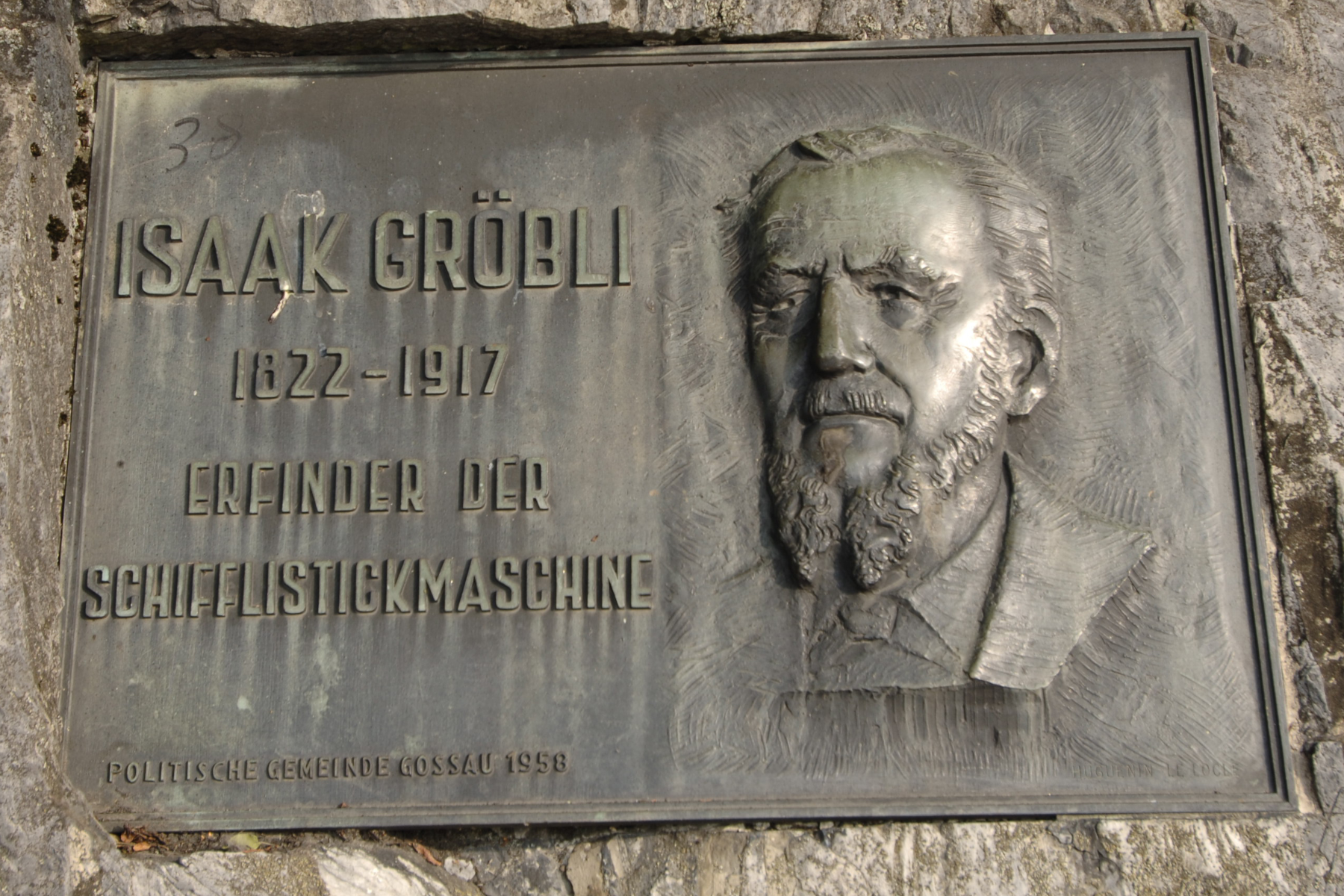 Isaak Gröbli (1822 - 1917) stammte aus Oberuzwil. Dort erfand er seine Schifflistickmaschine. An der Weltausstellung 1867 fanden die auf seinen Maschinen hergestellten Stickereien grosse Beachtung. Ab 1886 betrieb Gröbli im Gossauer Niederdorf ein Stickereigeschäft. Am Gröbliplatz erinnert ein Gedenkstein an den Erfinder.