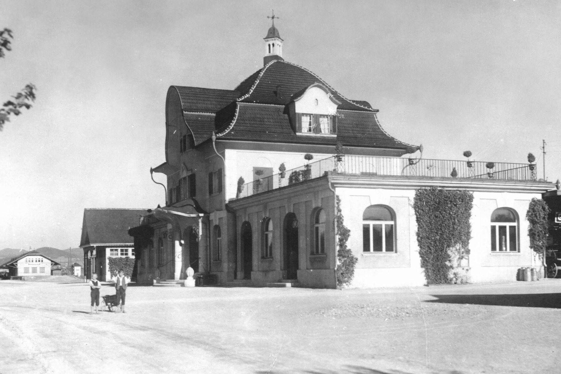 1913 wurden die Bahnlinien von St. Gallen nach Zürich und Bischofszell nach Süden verlegt und der neue Bahnhof gebaut. Die Gossauer störten sich am relativ kleinen Gebäude; Rheineck mit deutlich weniger Einwohner erhielt einen stilistisch ähnlichen aber grösseren Bahnhof. Bahnhof und Perronüberdachungen stehen unter Denkmalschutz.
