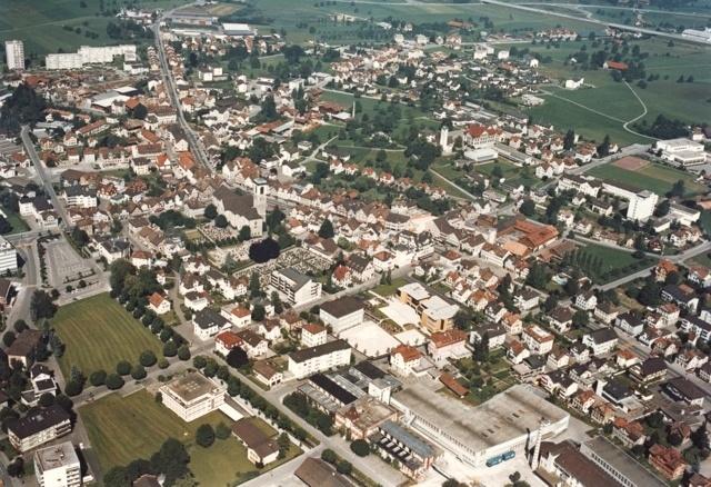 Gossau um 1980aus Südosten. Im Vordergrund Rathaus und Bundwiese, im Zentrum die Andreaskirche.
