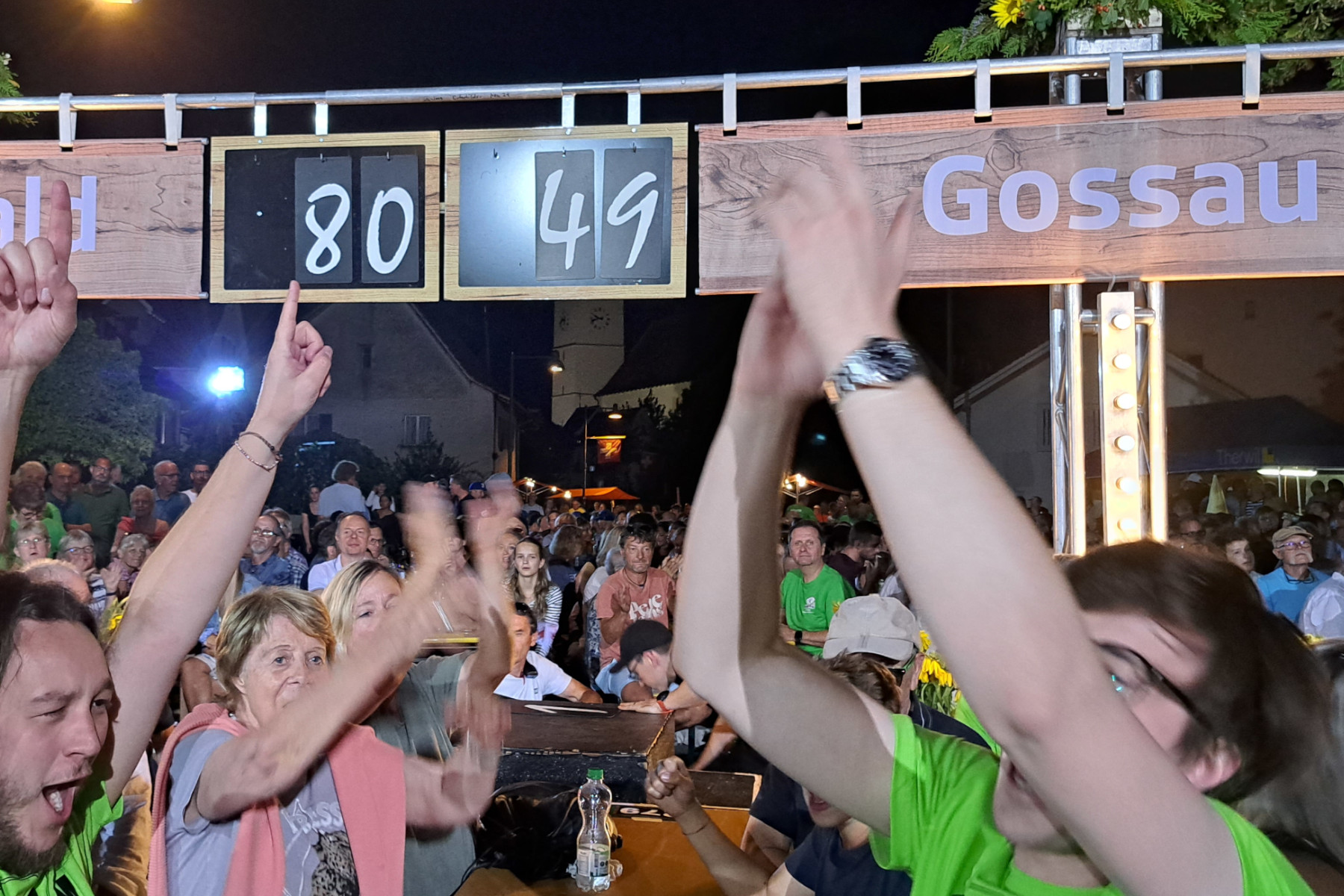 Fanlager feiert das Schlussergebnis in Therwil