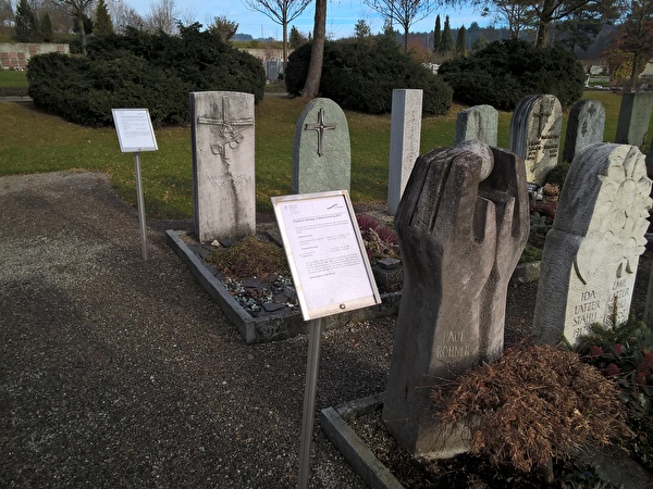 Gräberräumung Hinweistafel vor betroffener Grabreihe