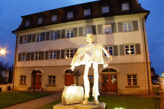 Am Gröbliplatz steht das Zollhaus aus dem Jahr 1789. Im dreigeschossigen Bau mit Mansarddach wurden Zölle und Lagergelder eingezogen und der Zehnten gelagert.
Das Gebäude in Privatbesitz ist der bedeutendste Profanbau im Zentrum. Vor dem Gebäude stand einige Jahre lang die Plastik "Der Reisende" des bekannten Zürcher Bildhauers Kurt Laurenz Metzler. 2014 ist sie (leider) entfernt worden.
