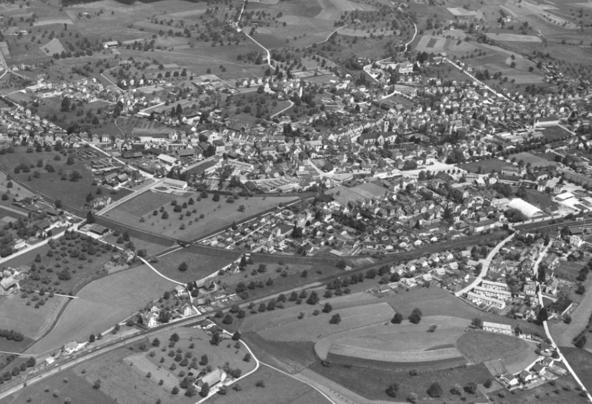 Gossau auf einer Flugaufnahme (vermutlich 1958) aus südwestlicher Richtung.
